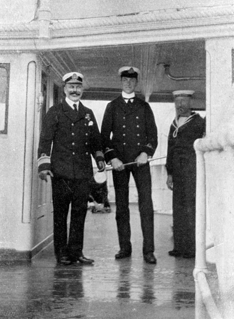 Commodore Sir Archibald Milne 1855-1938 og hans underløytnant, Pipon, 1908. av Queen Alexandra