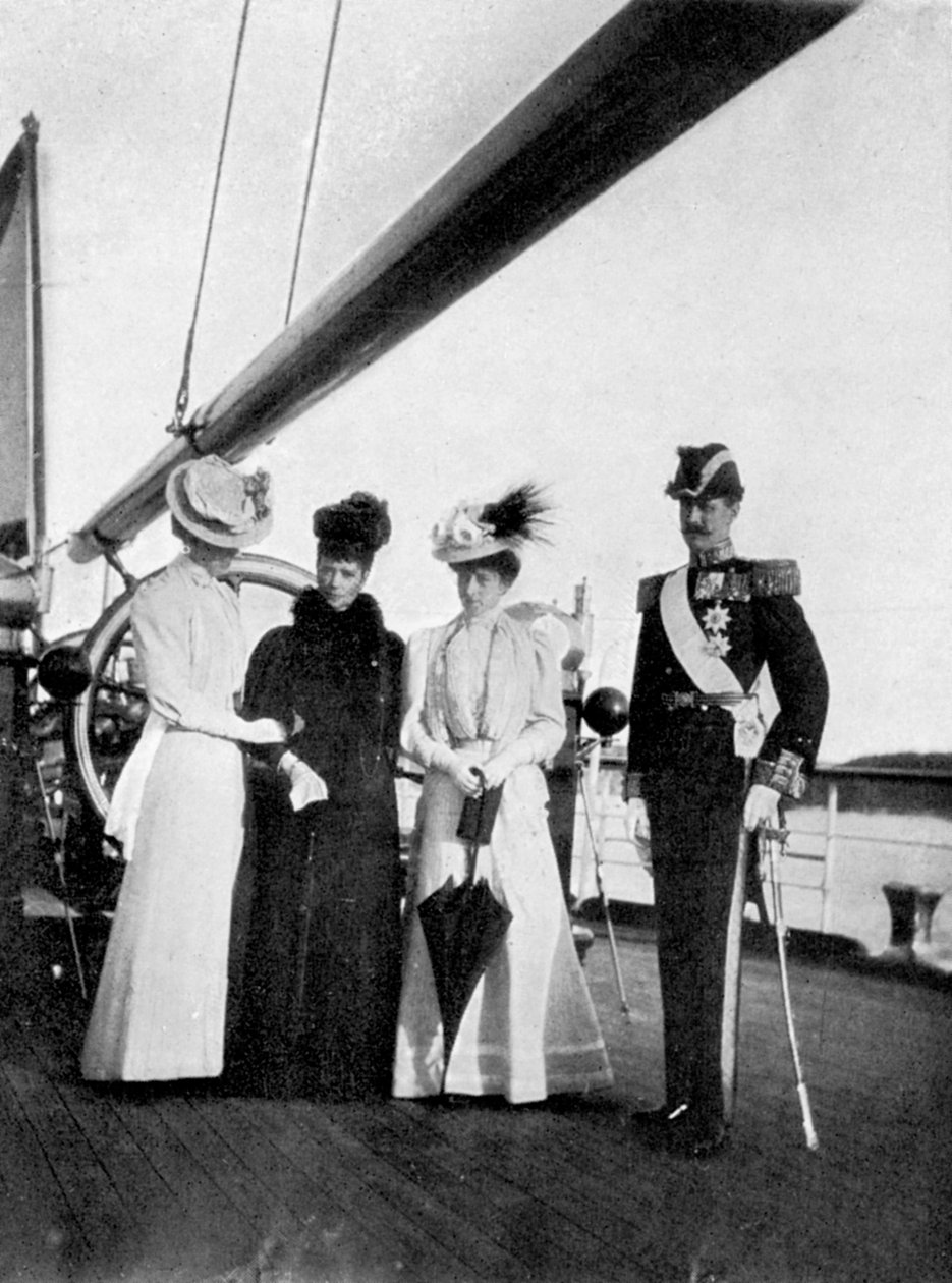 Keiserinne Maria Feodorovna, prinsesse Victoria, dronning Maud og kong Haakon VII av Norge, 1908. av Queen Alexandra