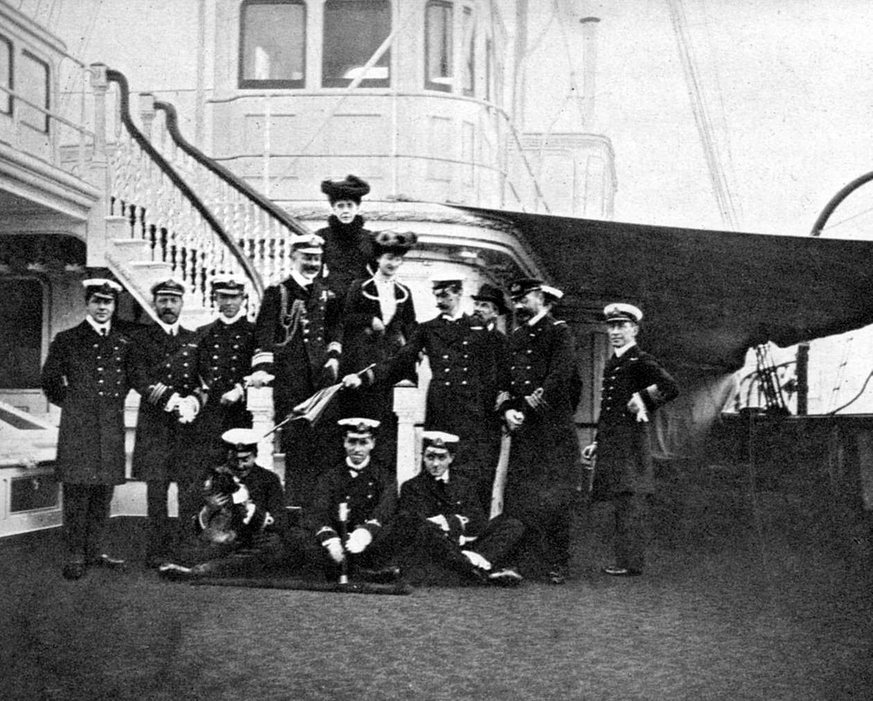 Gruppeportrett om bord på kongeyachten Victoria og Albert, København, 1908. av Queen Alexandra