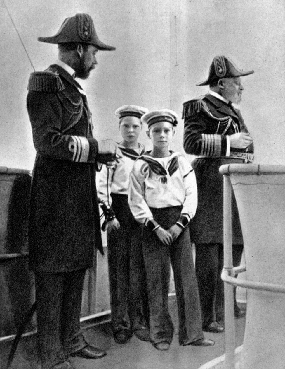 Kong Edward VII 1841-1910 med sønnen George 1865-1936 og hans to eldste barnebarn, 1908 av Queen Alexandra