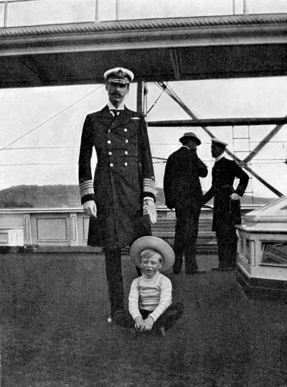 Kong Haakon VII av Norge 1872-1957 med sønnen Olav 1903-1991, 1908. av Queen Alexandra