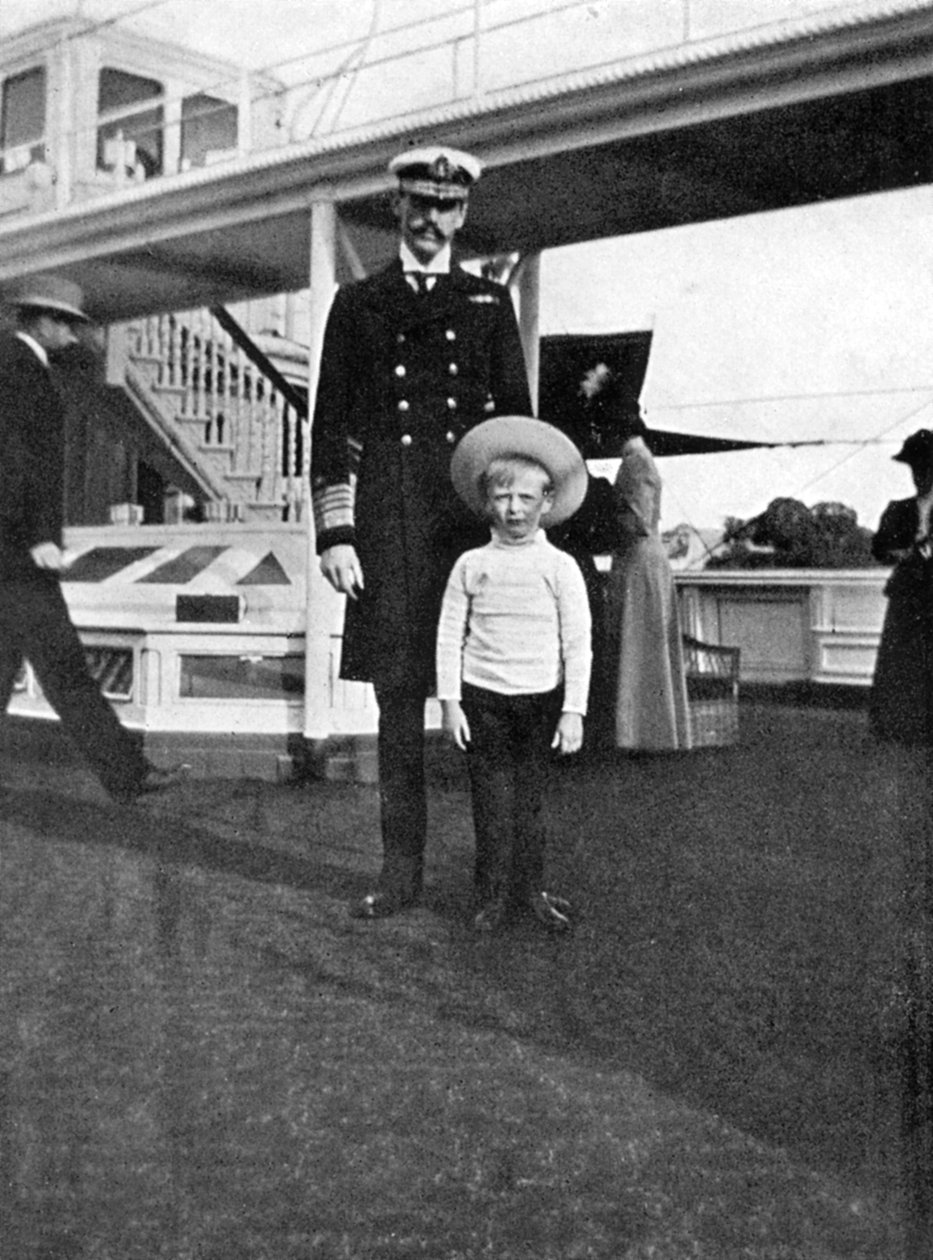 Kong Haakon VII av Norge 1872-1957 med sønnen Olav 1903-1991, 1908. av Queen Alexandra