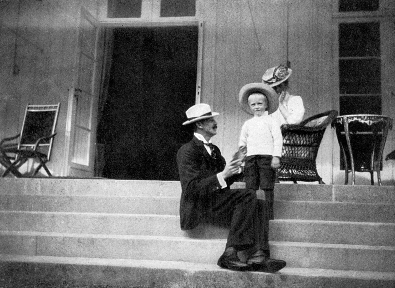 King Haakon VII of Norway, his son Olav and Princess Victoria at Bygdøy, Norway, 1908. av Queen Alexandra