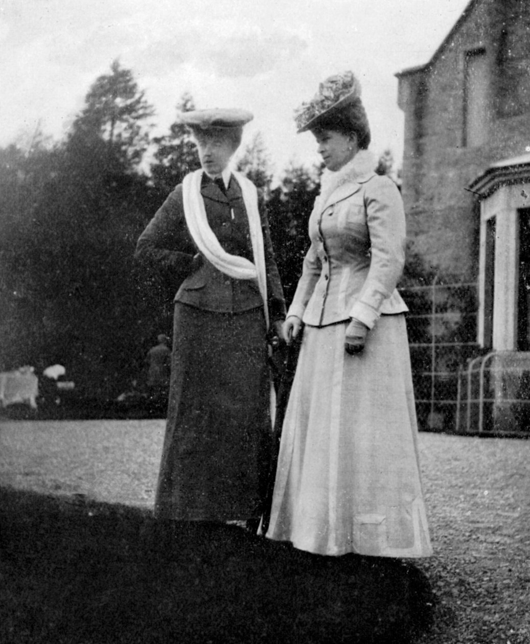 Mary of Teck 1867-1953, prinsesse av Wales, med hertuginnen d