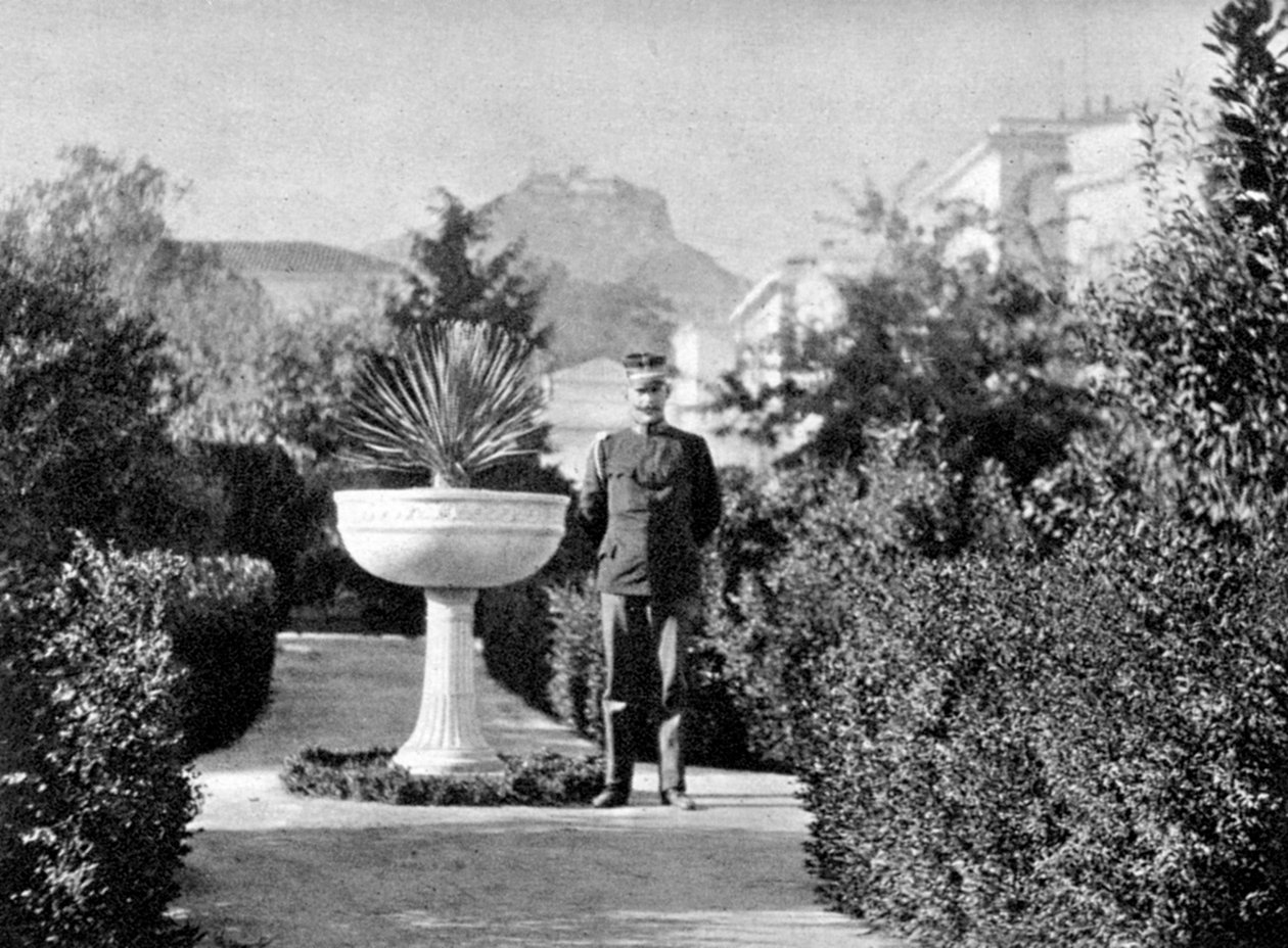 Prins Konstantin 1868-1923, hertugen av Sparta, i hagen hans i Athen, 1908. av Queen Alexandra