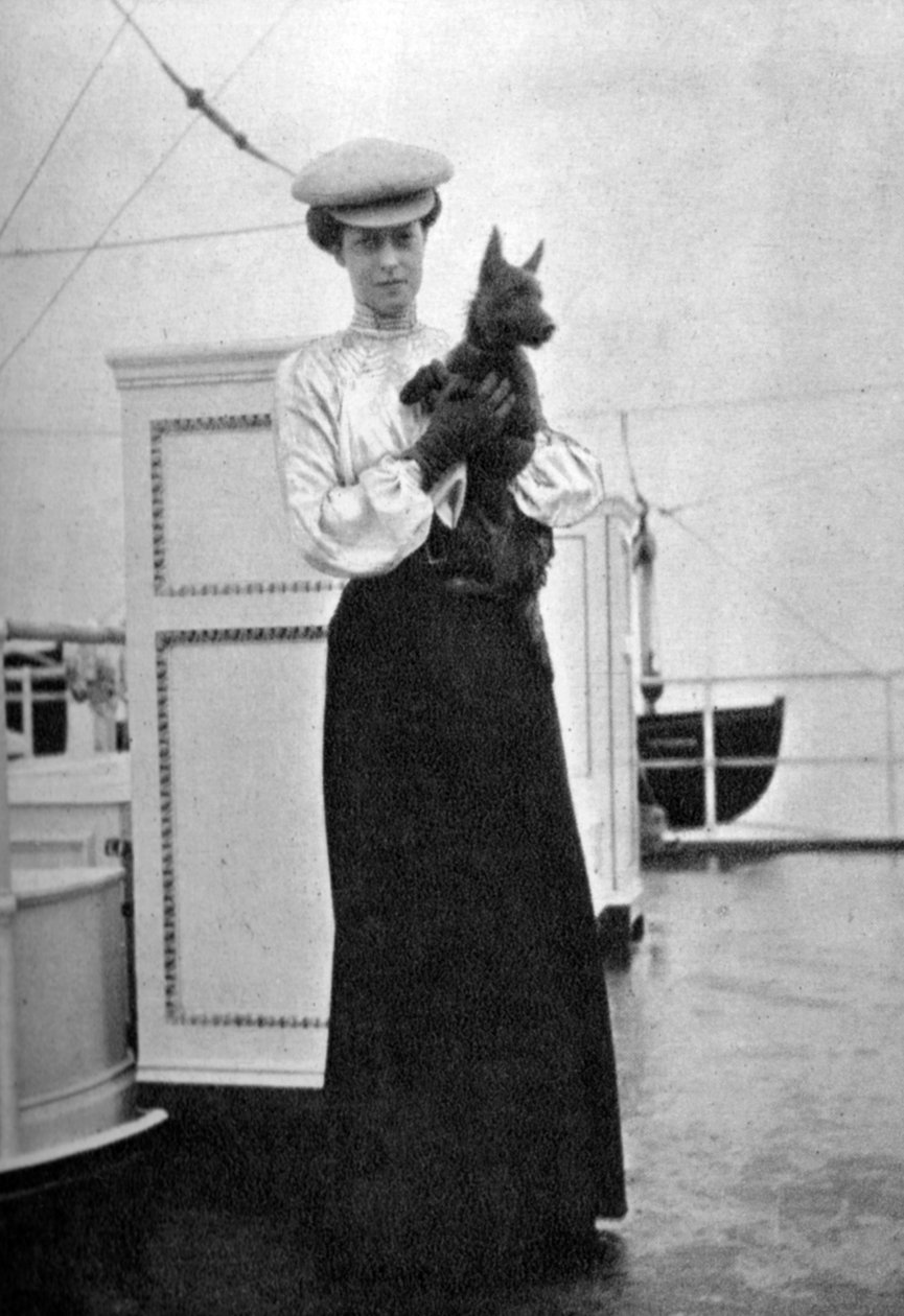Prinsesse Victoria 1868-1935 med Mac om bord på kongeyachten Victoria og Albert III, 1908. av Queen Alexandra