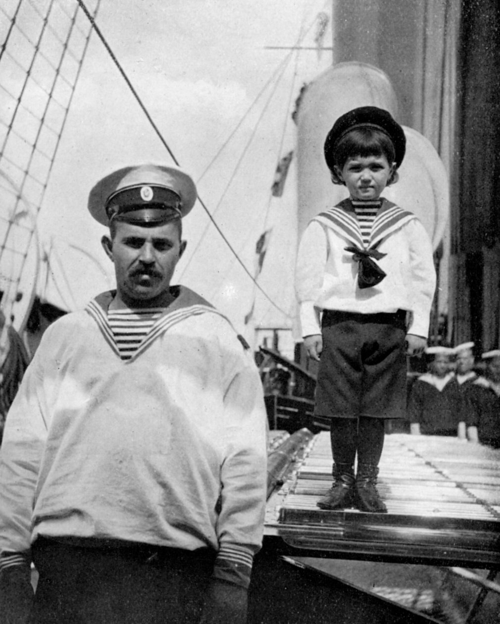 Den lille Caesarevitch med sin sjømannsvenn, 1908. av Queen Alexandra