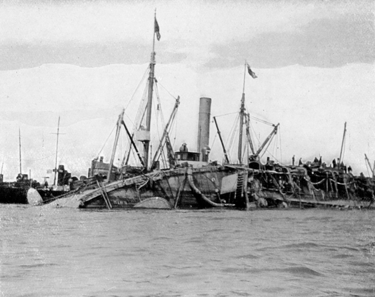 Hevingen av HMS Gladiator, 1908. av Queen Alexandra