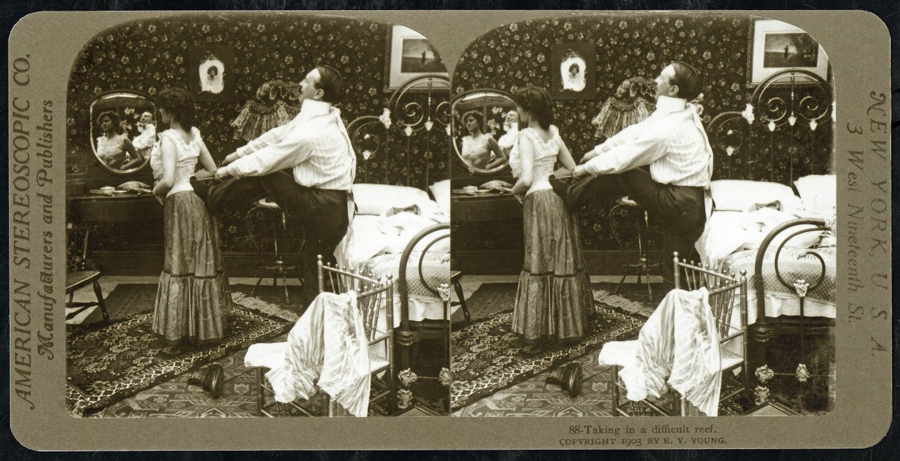Stereoskopisk kort som viser en kvinne som snøres inn i et korsett, utgitt av American Stereoscopic Company av R.Y Young