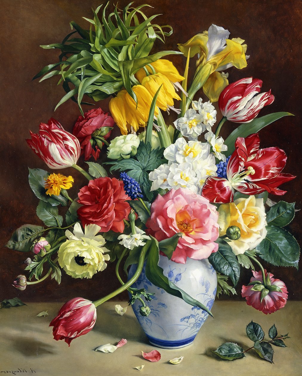 Tulipaner, roser, narcissi og andre blomster i en blå og hvit vase av R. Klausner