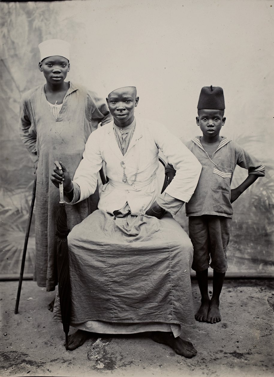 Mann og to gutter, Tanzania (gelatinsølvtrykk) av R. V. Pereira