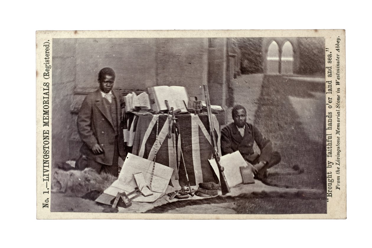 James Chuma og Abdullah Susi med David Livingstone-gjenstander, Newstead Abbey, England, juni 1874 (albumtrykk) av R. and Son Allen