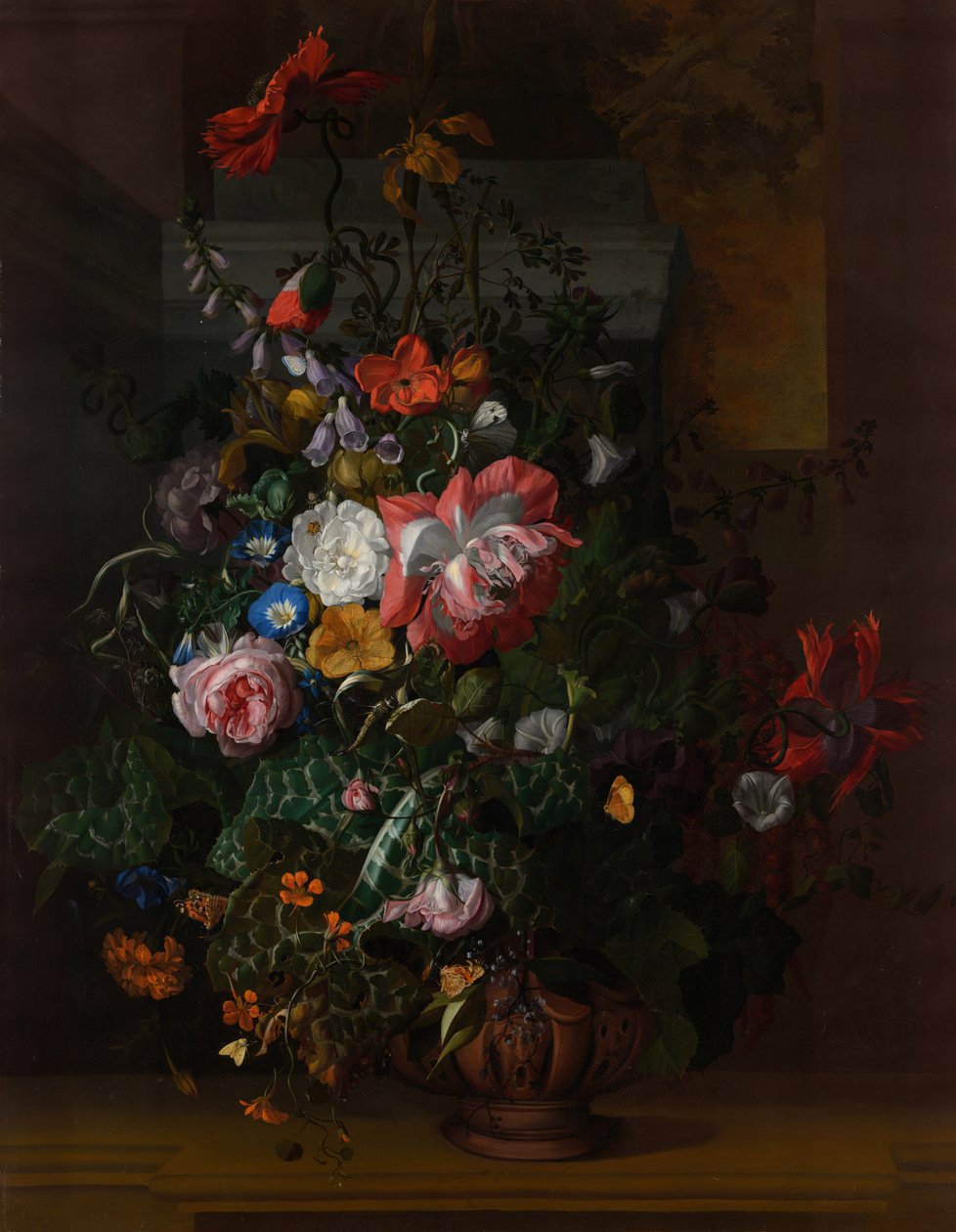 Roser, convolvulus, valmuer og andre blomster i en urne på en steinhylle av Rachel Ruysch