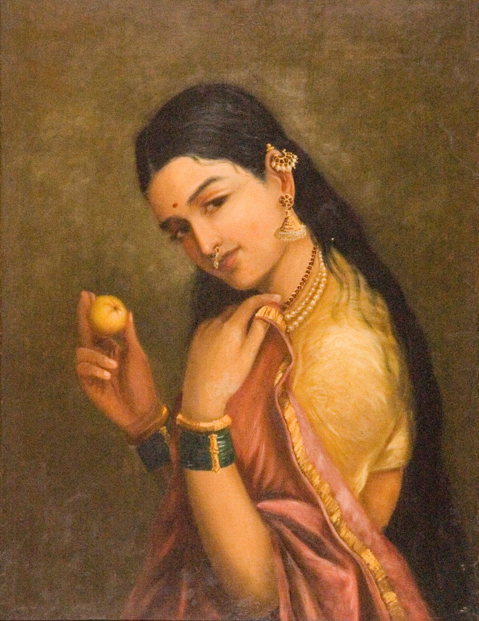 Kvinne som holder en frukt av Raja Ravi Varma