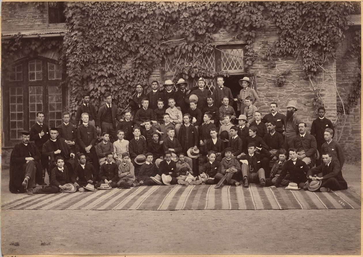 Elever og ansatte på mellomtrinnet, Bishop Cotton School, Shimla (verso) av Raja Deen Dayal