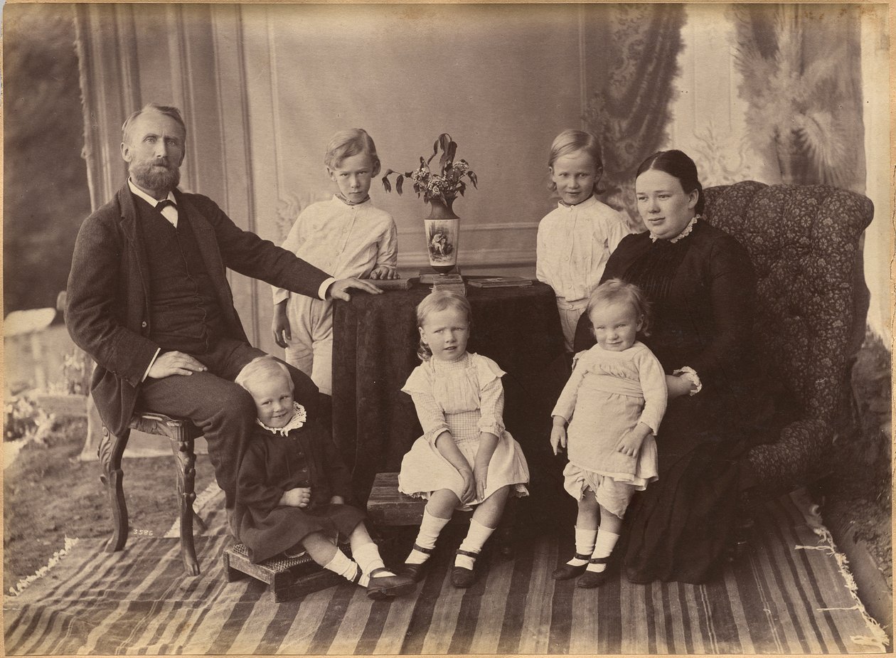 Herr Robert Holtz og familie (verso) av Raja Deen Dayal