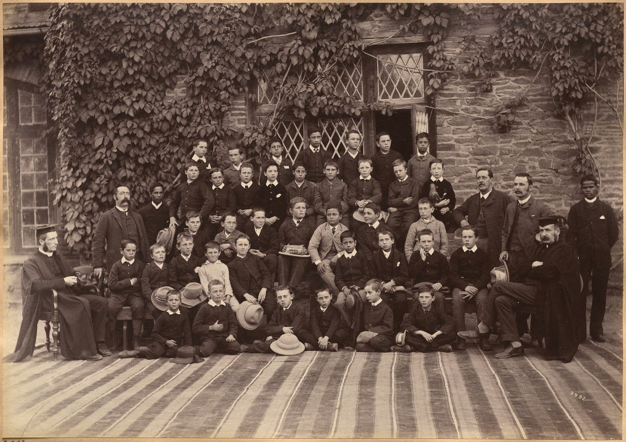 Grunnskoleklasse, Bishop Cotton School, Shimla (forside) av Raja Deen Dayal