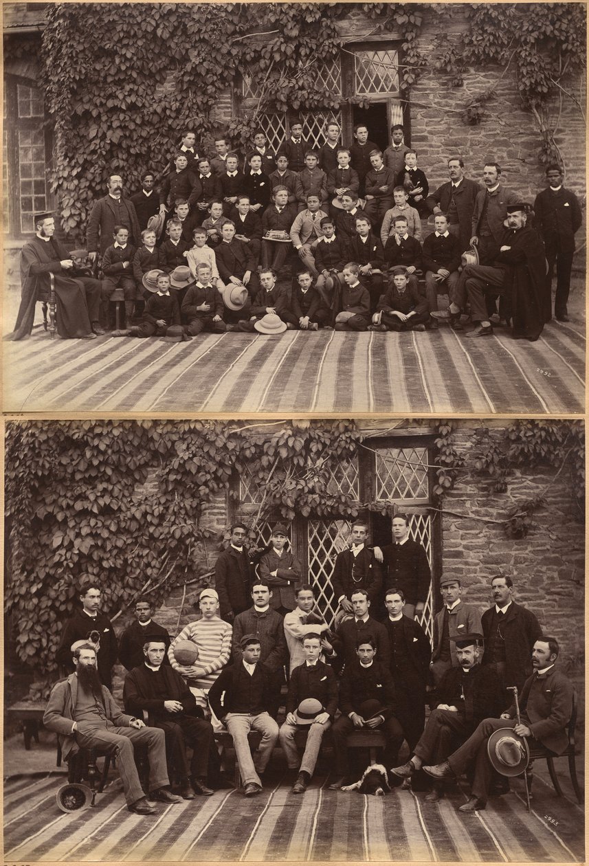 Grunnskoleklasse ved Bishop Cotton School, Shimla (recto); elever og lærere i de høyere klassene ved Bishop Cotton School, Shimla (verso) av Raja Deen Dayal