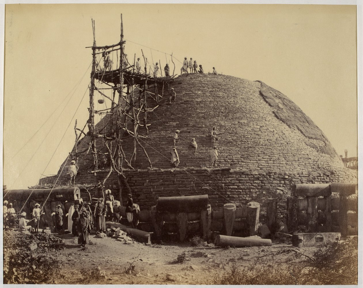 Sanchi stupa fra sør-vest under reparasjoner av Raja Deen Dayal