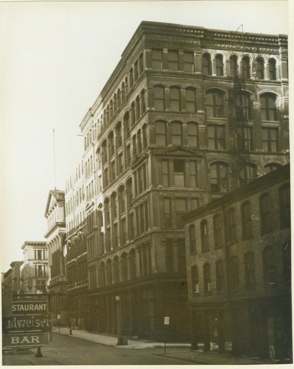 Utsikt mot Third Street (Memorial Drive) nordfra fra Pine Street av Ralph K. Traber
