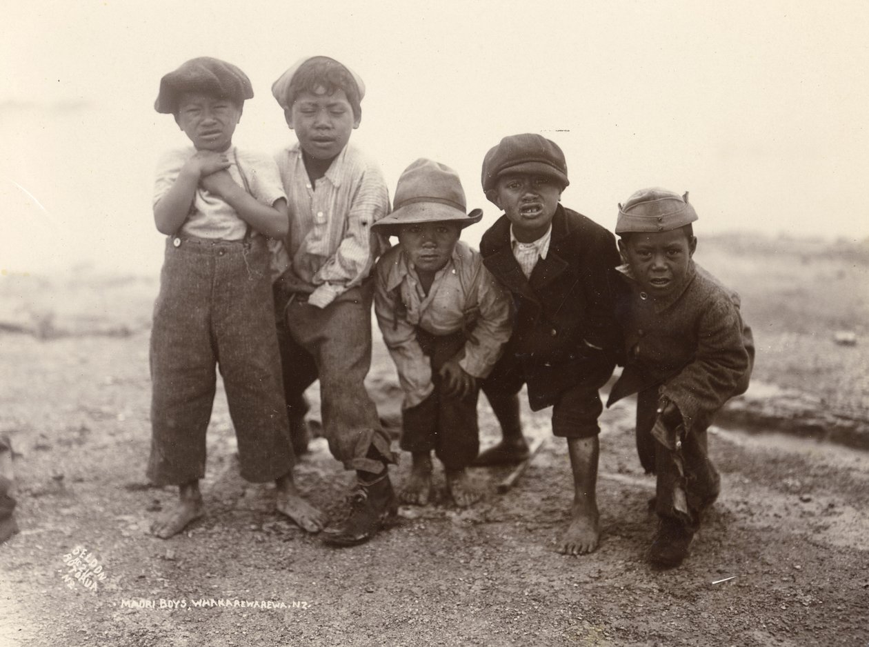 Maori Boys, Whakarewarewa, ca. 1910 (sølv gelatintrykk) av Ralph Seldon