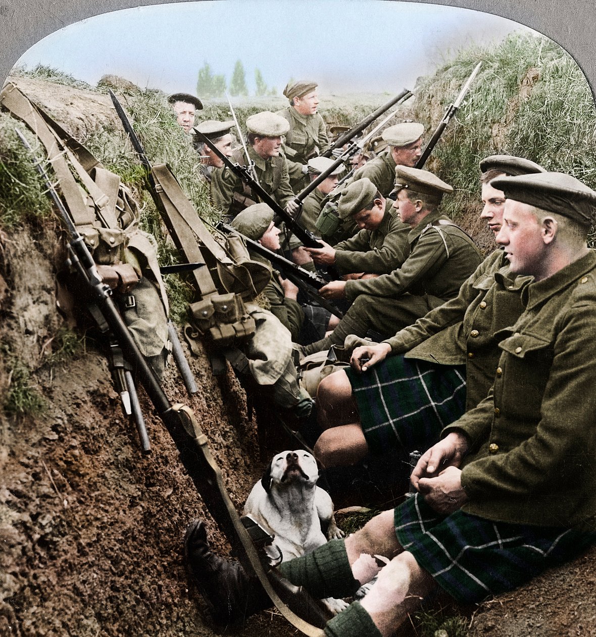 En del av Seaforth Highlanders snapper et øyeblikks pusterom, første verdenskrig, c1914-c1918 av Realistic Travels Publishers
