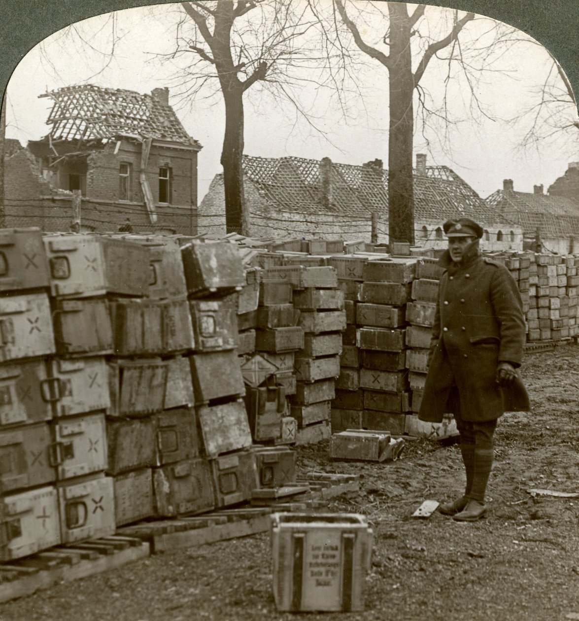 Forlatt tysk ammunisjon nær Cambrai, første verdenskrig, 1914-1918. av Realistic Travels Publishers