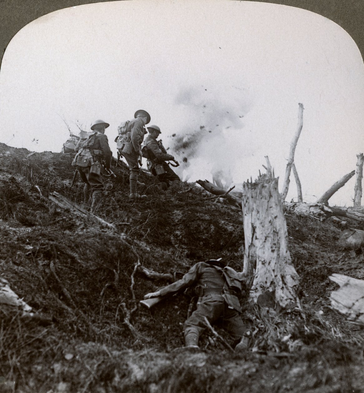 Gå videre over No Mans Land for å angripe de tyske linjene, første verdenskrig, 1914-1918 av Realistic Travels Publishers