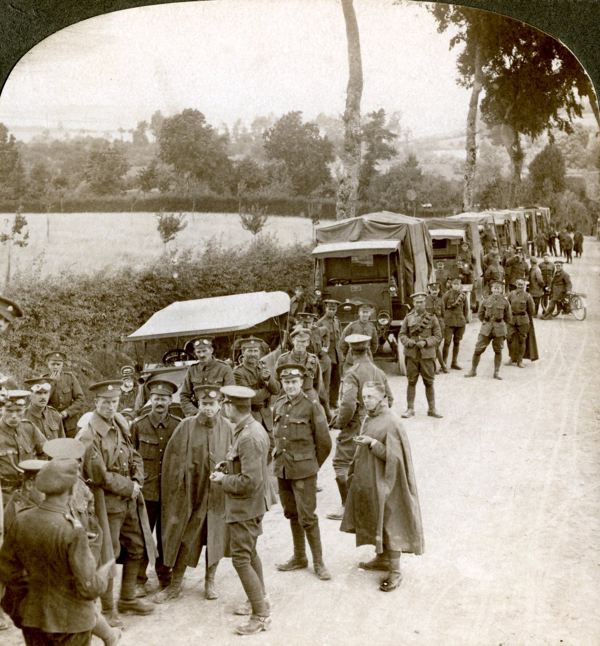 Ammunisjonskonvoi parkert i en Flandern-bane i påvente av ordre, første verdenskrig, 1914-1918. av Realistic Travels Publishers