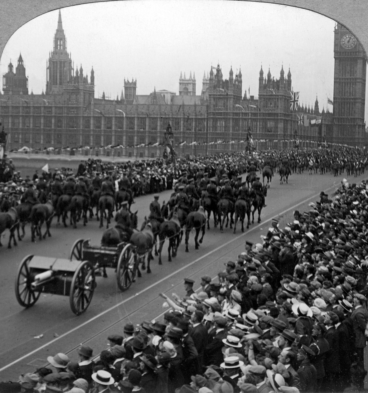 Artilleri i Great March of the Empires Forces, Westminster Bridge, London, 1919. av Realistic Travels Publishers
