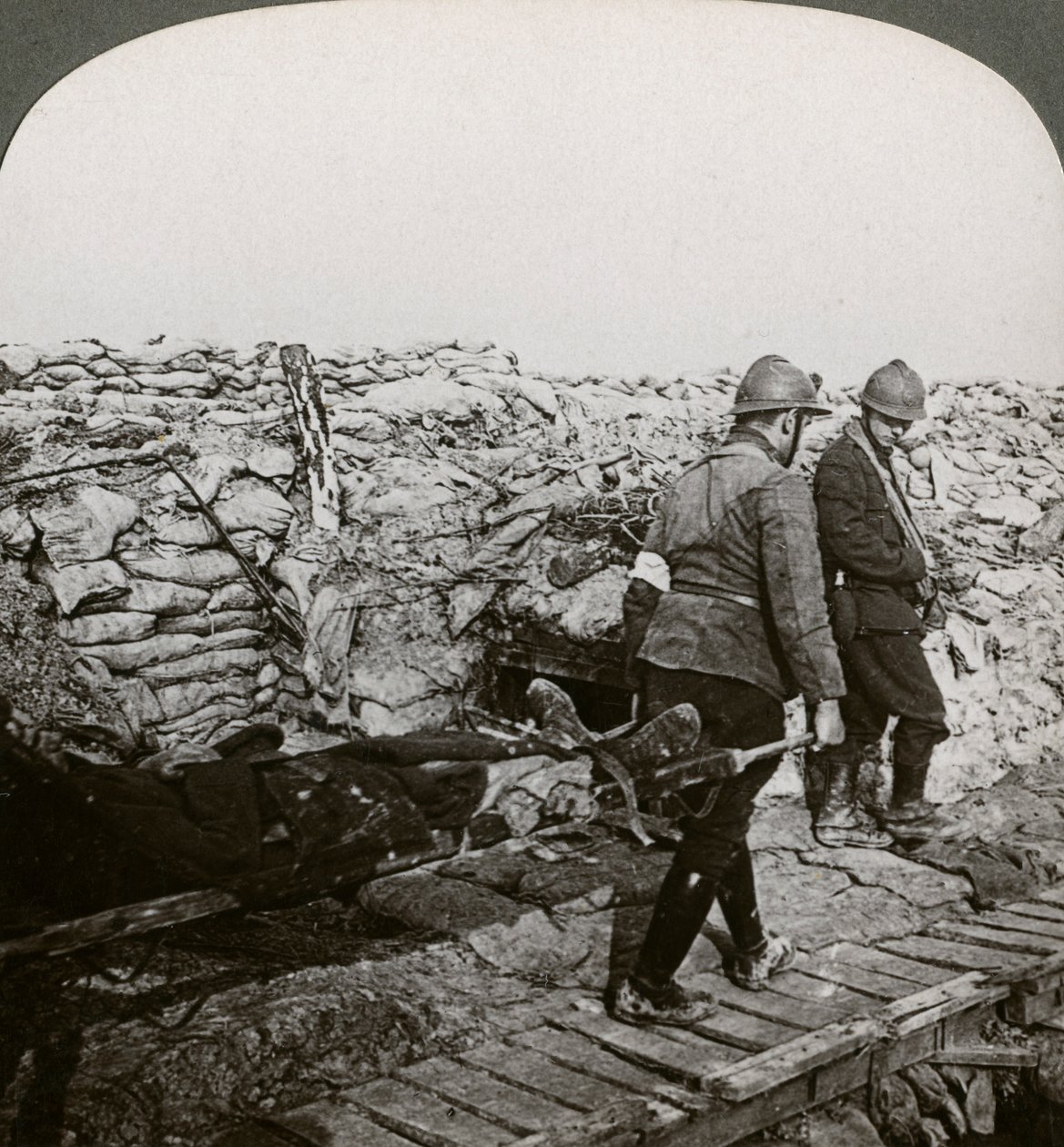 Belgiske bårebærere som bærer sårede i en grøft, Dixmude, Belgia, første verdenskrig, 1914-1918. av Realistic Travels Publishers