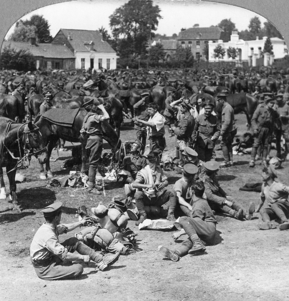 Britiske kavaleritropper hviler i en fransk landsby, første verdenskrig, c1914-c1918 av Realistic Travels Publishers