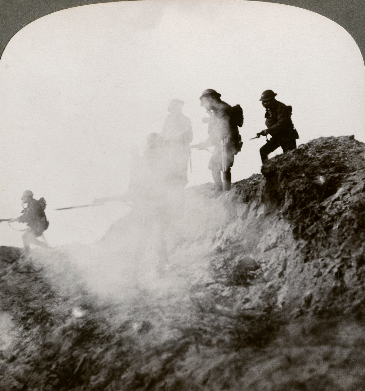Britiske soldater rykker frem i dekke av gass og røyk, Frankrike, første verdenskrig, 1916 av Realistic Travels Publishers