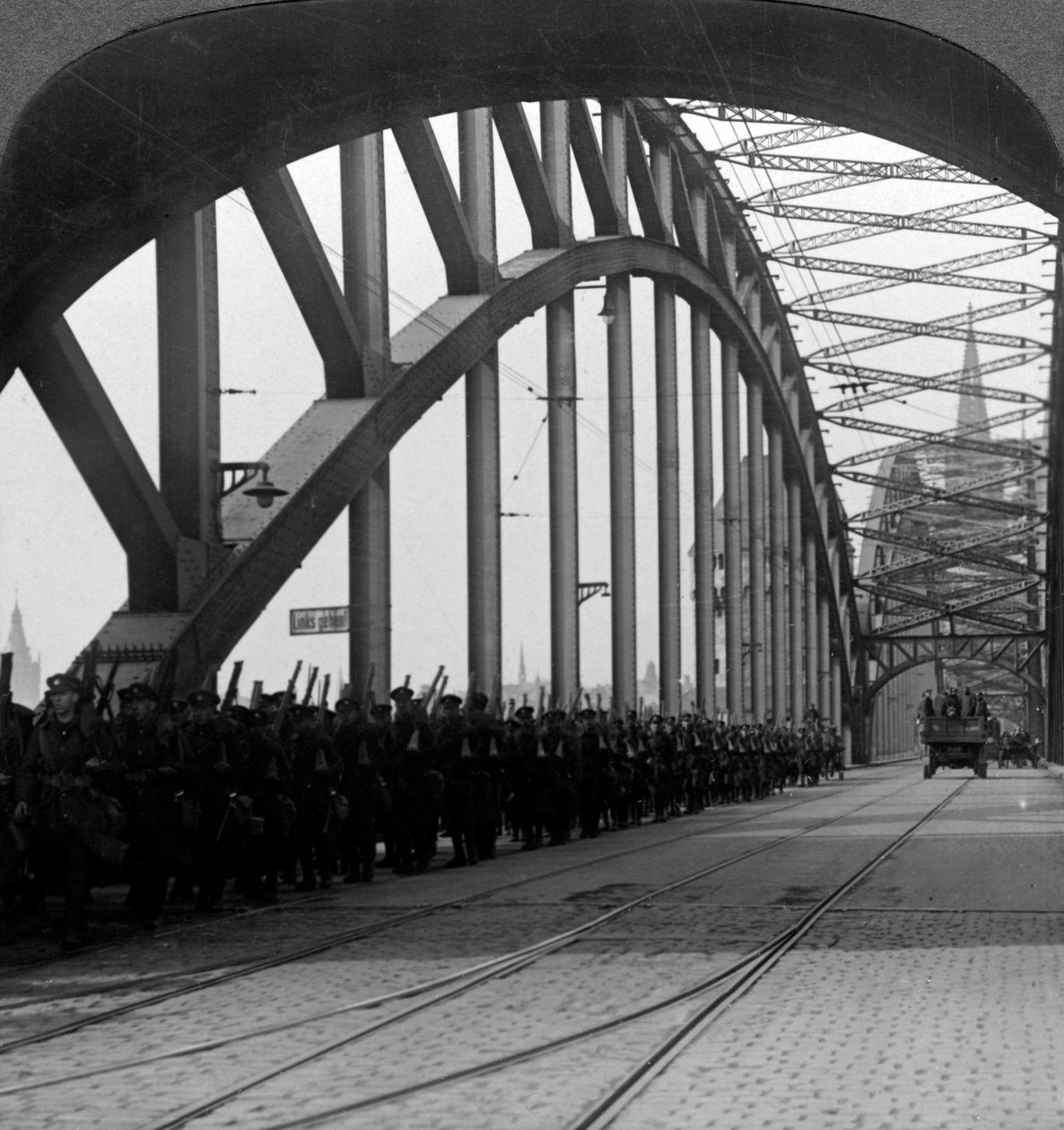 Britiske tropper krysser broen over Rhinen, Köln, Tyskland, 1918-1926. av Realistic Travels Publishers