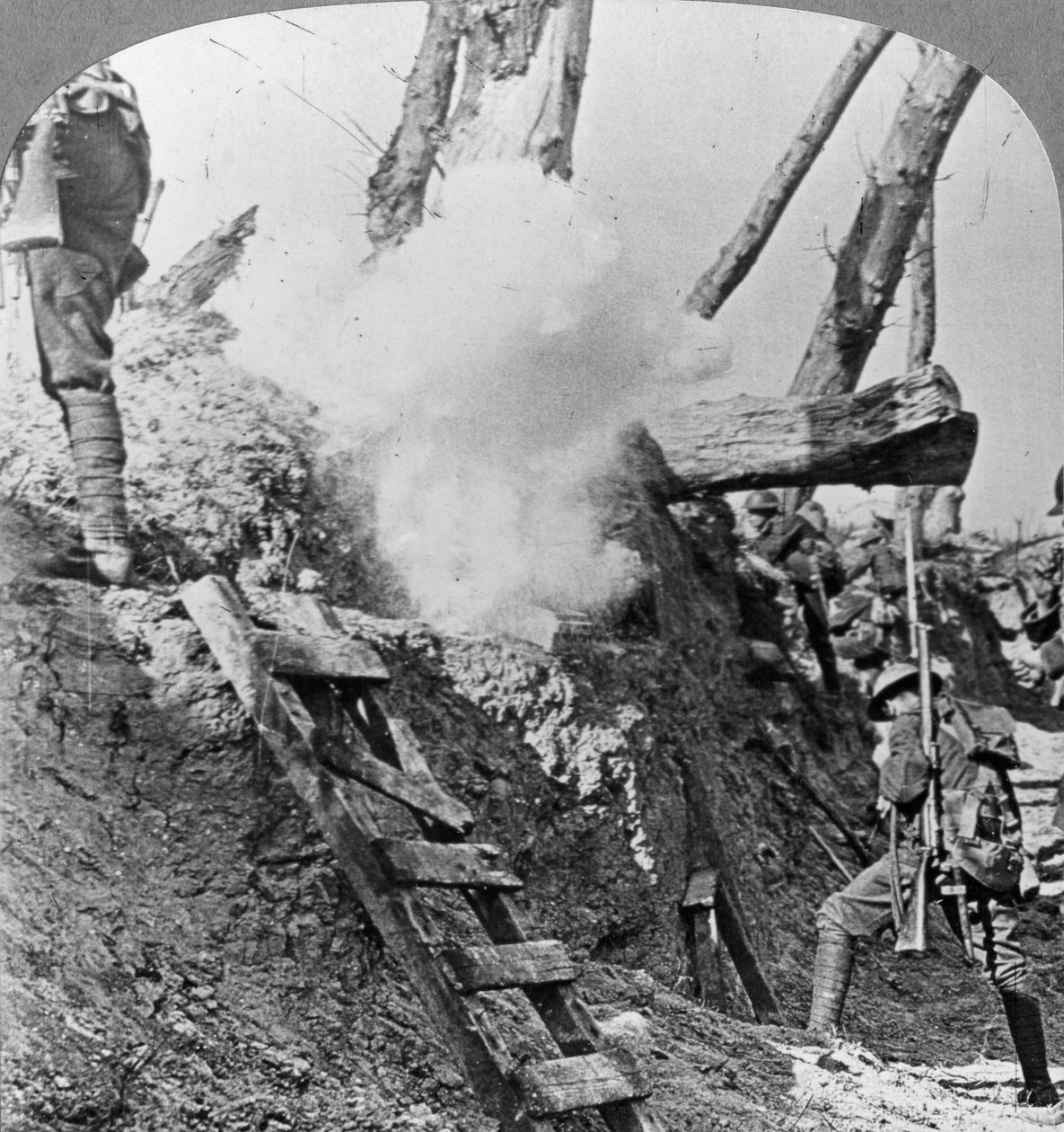 Britiske tropper går over toppen, Flandern, Belgia, første verdenskrig, c1914-c1918 av Realistic Travels Publishers