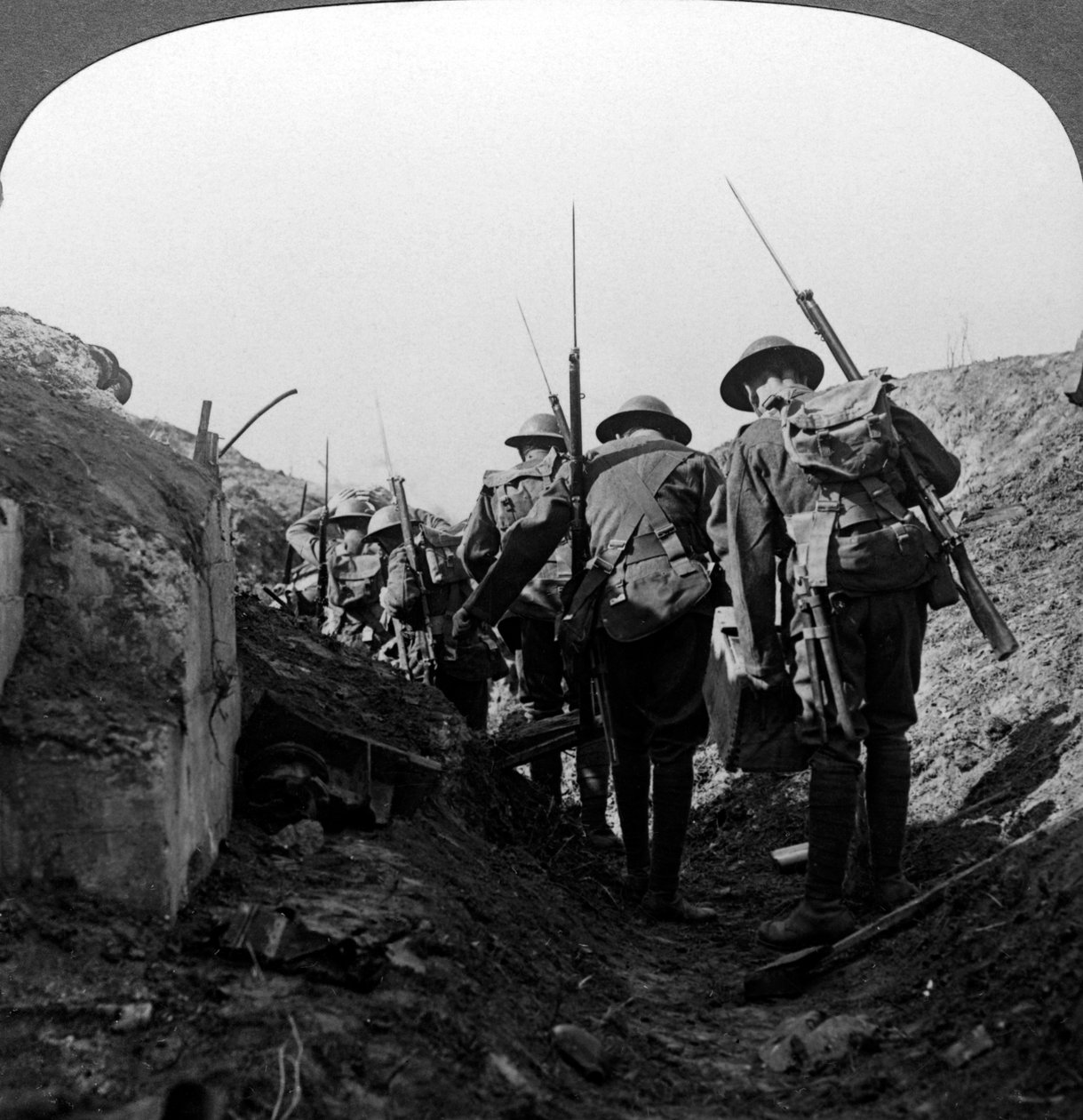 Britiske tropper i en erobret skyttergrav, Hindenburg-linjen, Frankrike, første verdenskrig, 1917-1918. av Realistic Travels Publishers