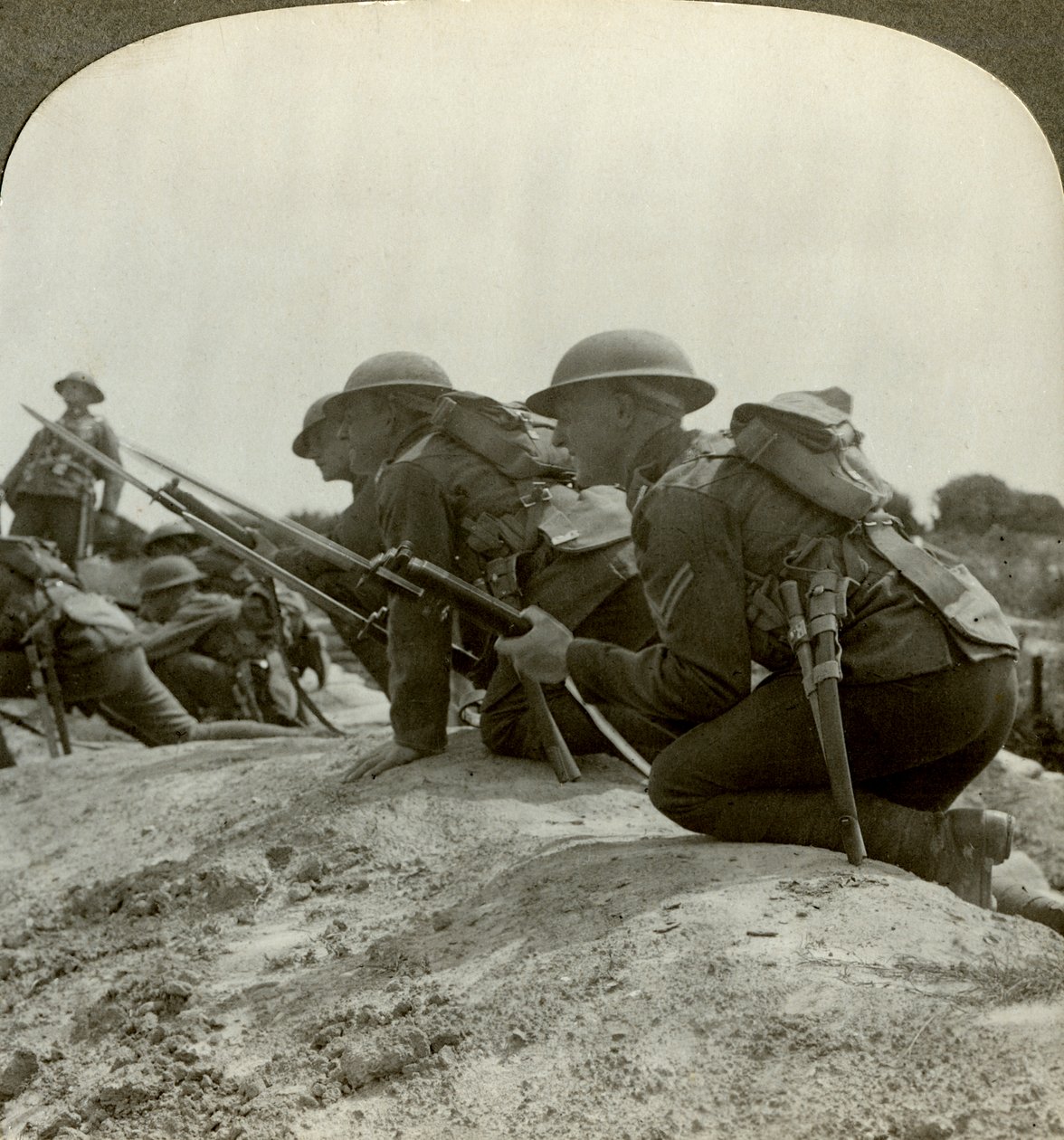 Kanadisk infanteri skynder seg en tysk stilling, første verdenskrig, 1914-1918. av Realistic Travels Publishers