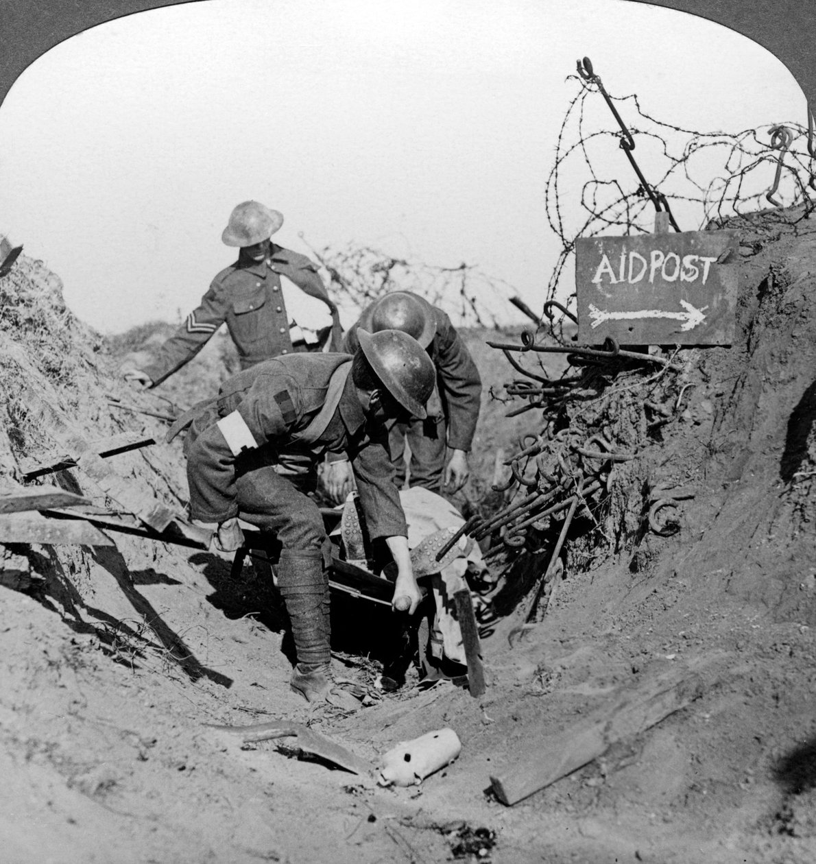 Bære en såret soldat til en førstehjelpspost, Passchendaele, Belgia, første verdenskrig, 1914-1918. av Realistic Travels Publishers