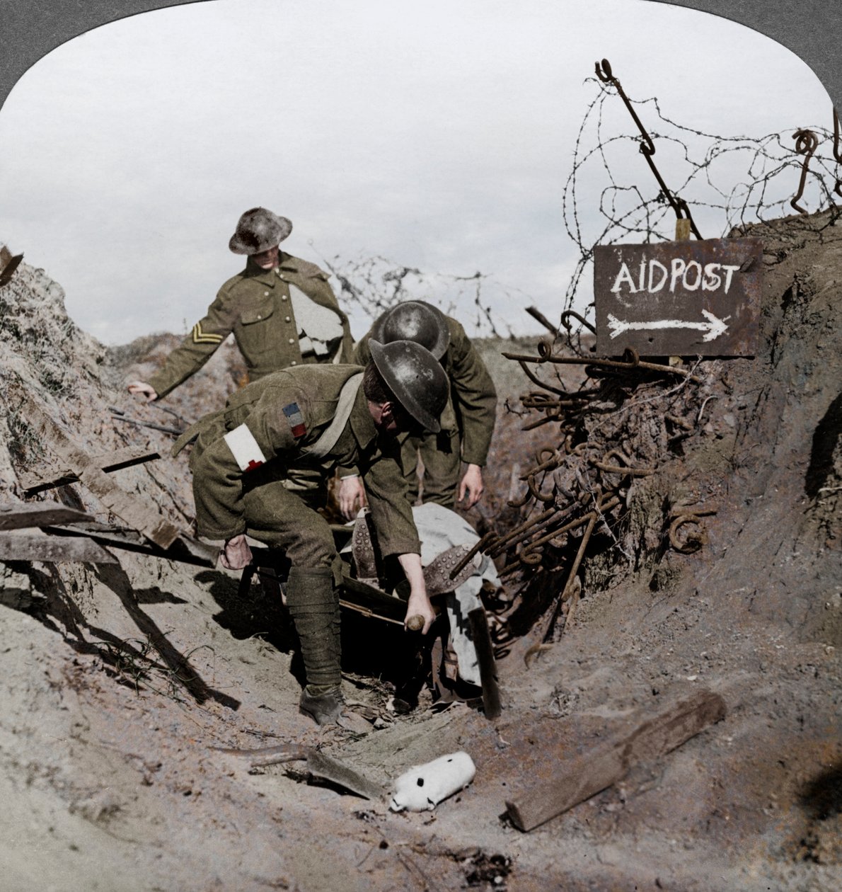 Bære en såret soldat til en førstehjelpspost, Passchendaele, Belgia, første verdenskrig, 1914-1918 av Realistic Travels Publishers