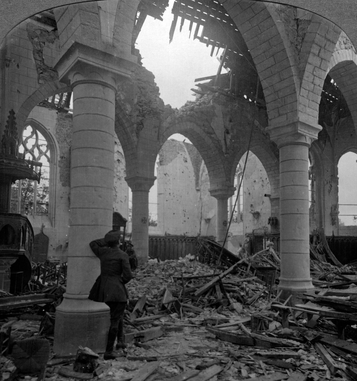 Kirke i ruiner, Richebourg, Frankrike, første verdenskrig, 1914-1918. av Realistic Travels Publishers