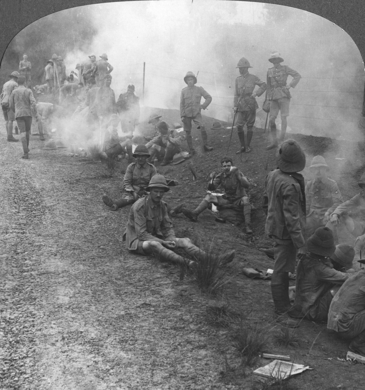 Tidlig morgen leirbranner og frokost i Persiabukta, første verdenskrig, c1914-c1918 av Realistic Travels Publishers