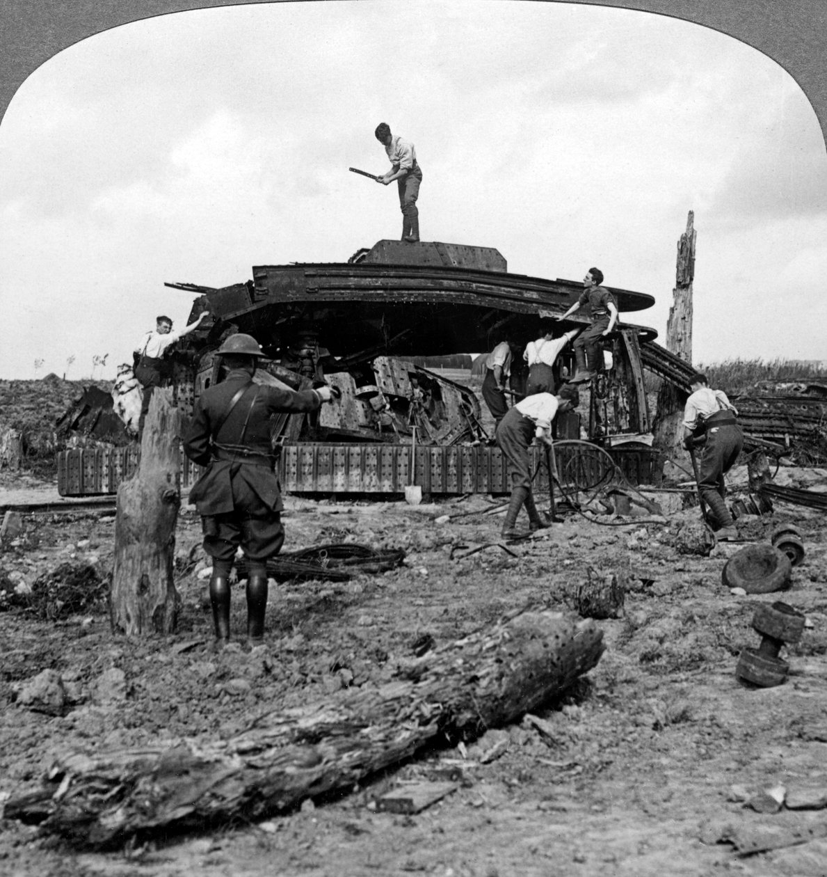 Ingeniører som rydder en ødelagt tank fra en vei, første verdenskrig, 1917-1918. av Realistic Travels Publishers