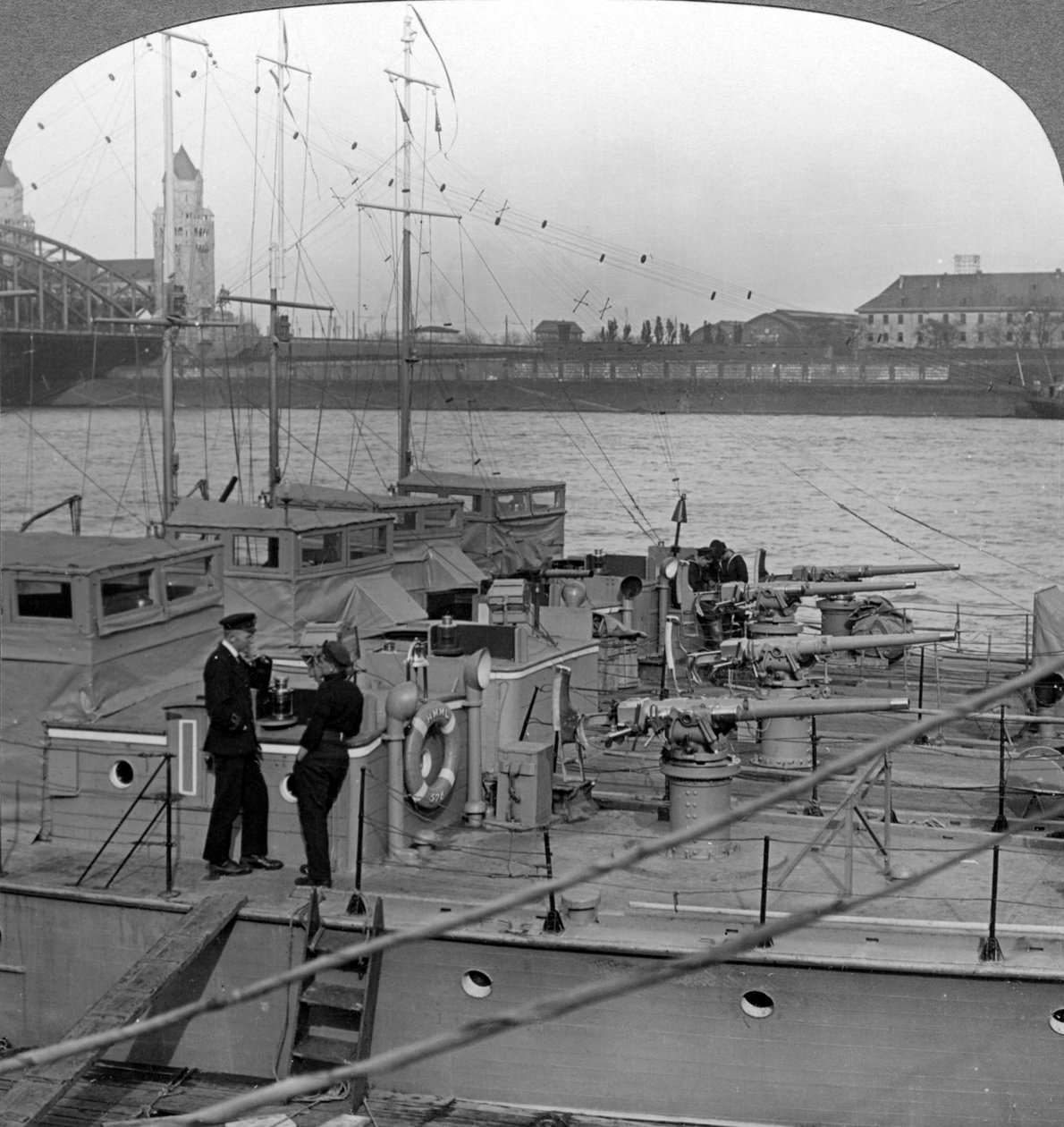 Flotilje av motorbåter på Rhinen, c1918-1919. av Realistic Travels Publishers