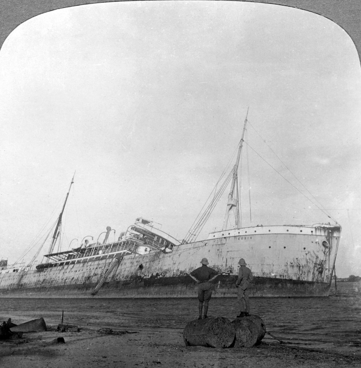 Tysk krysser senket utenfor Dar es Salaam, Tanzania, første verdenskrig, 1914-1918. av Realistic Travels Publishers