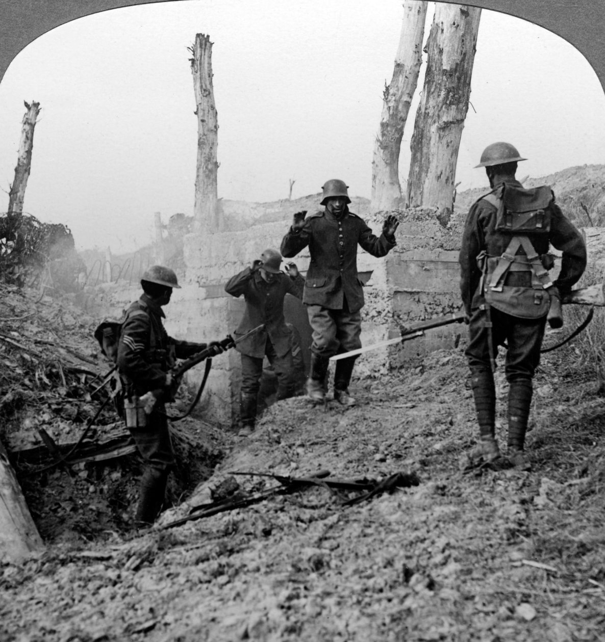 Tyske soldater overgir seg, Bullecourt, Frankrike, første verdenskrig, 1914-1918. av Realistic Travels Publishers