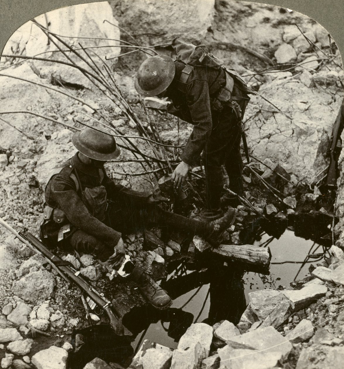 Gi vann til en såret venn, Hooge, Ypres, Belgia, første verdenskrig, 1914-1918. av Realistic Travels Publishers