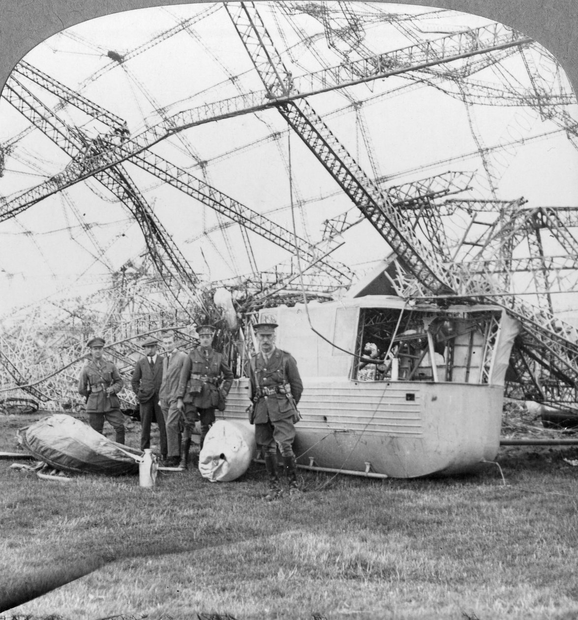 Gondola of the Zeppelin skutt ned utenfor Essex-kysten, første verdenskrig, 1916 av Realistic Travels Publishers