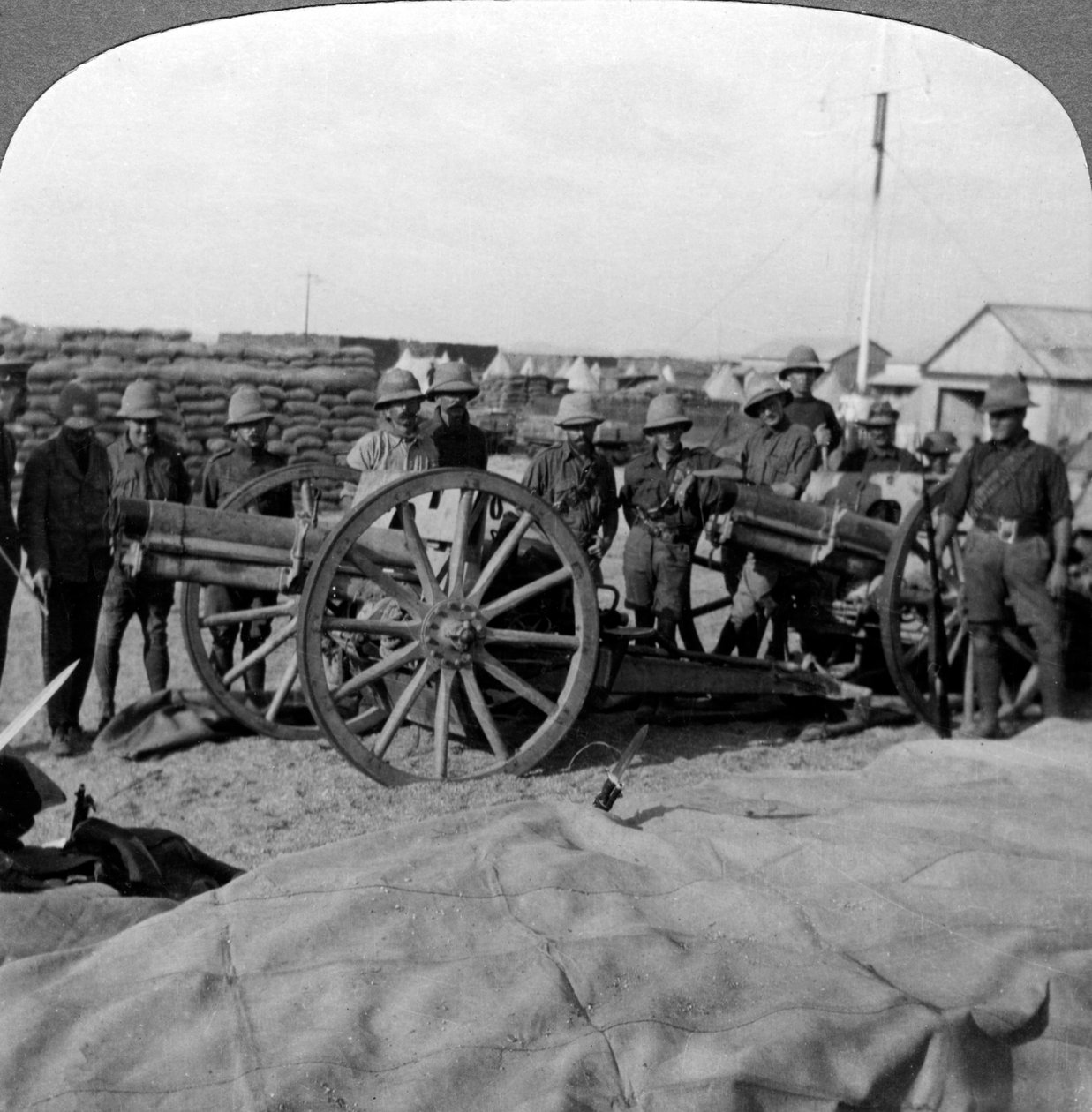 Våpen og butikker tatt til fange fra tyrkerne, Palestina, første verdenskrig, 1915-1918. av Realistic Travels Publishers