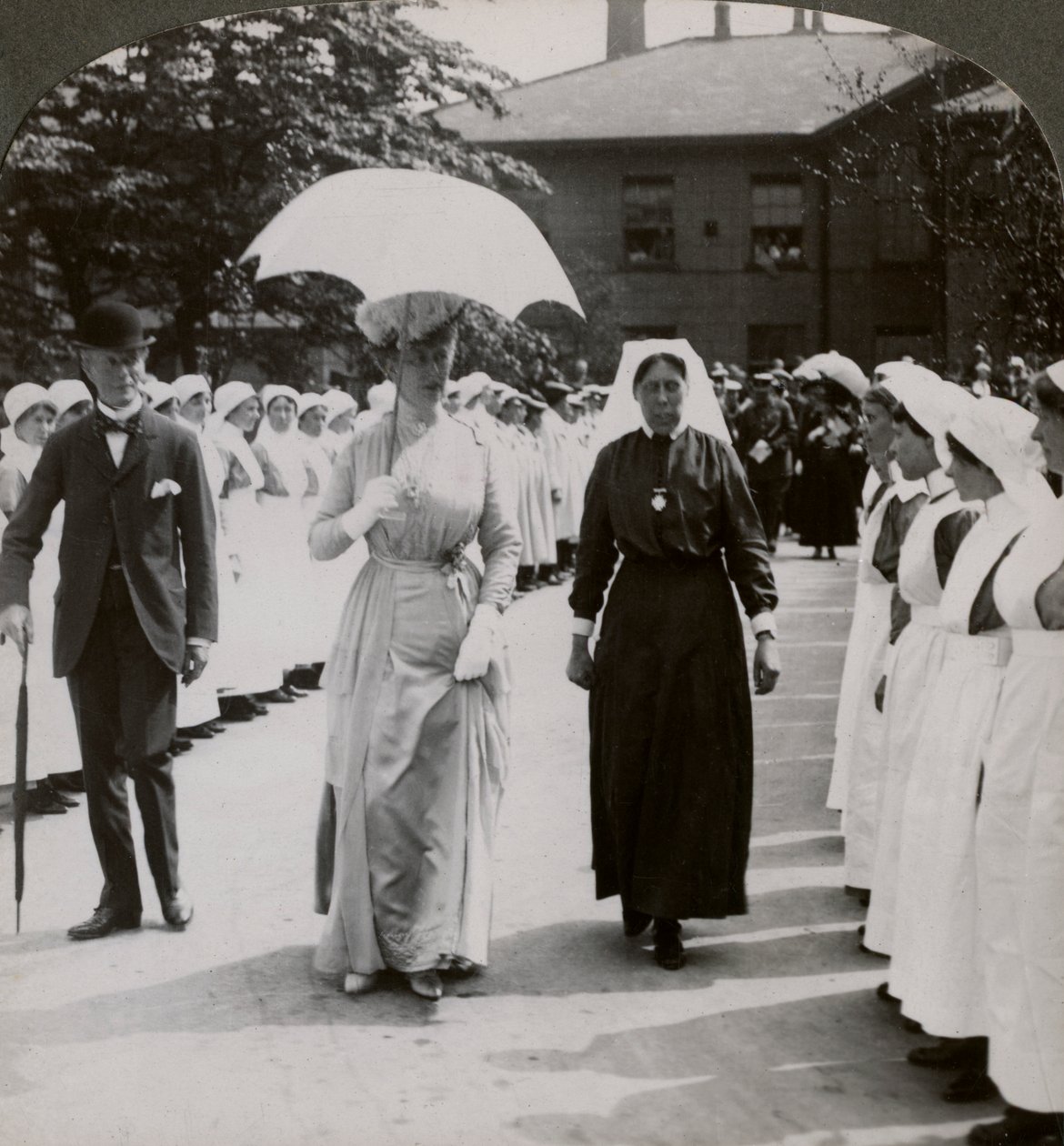 Hennes Majestet går gjennom æresvakten til sykepleiere ved RN Hospital, Hull, 1900-tallet av Realistic Travels Publishers