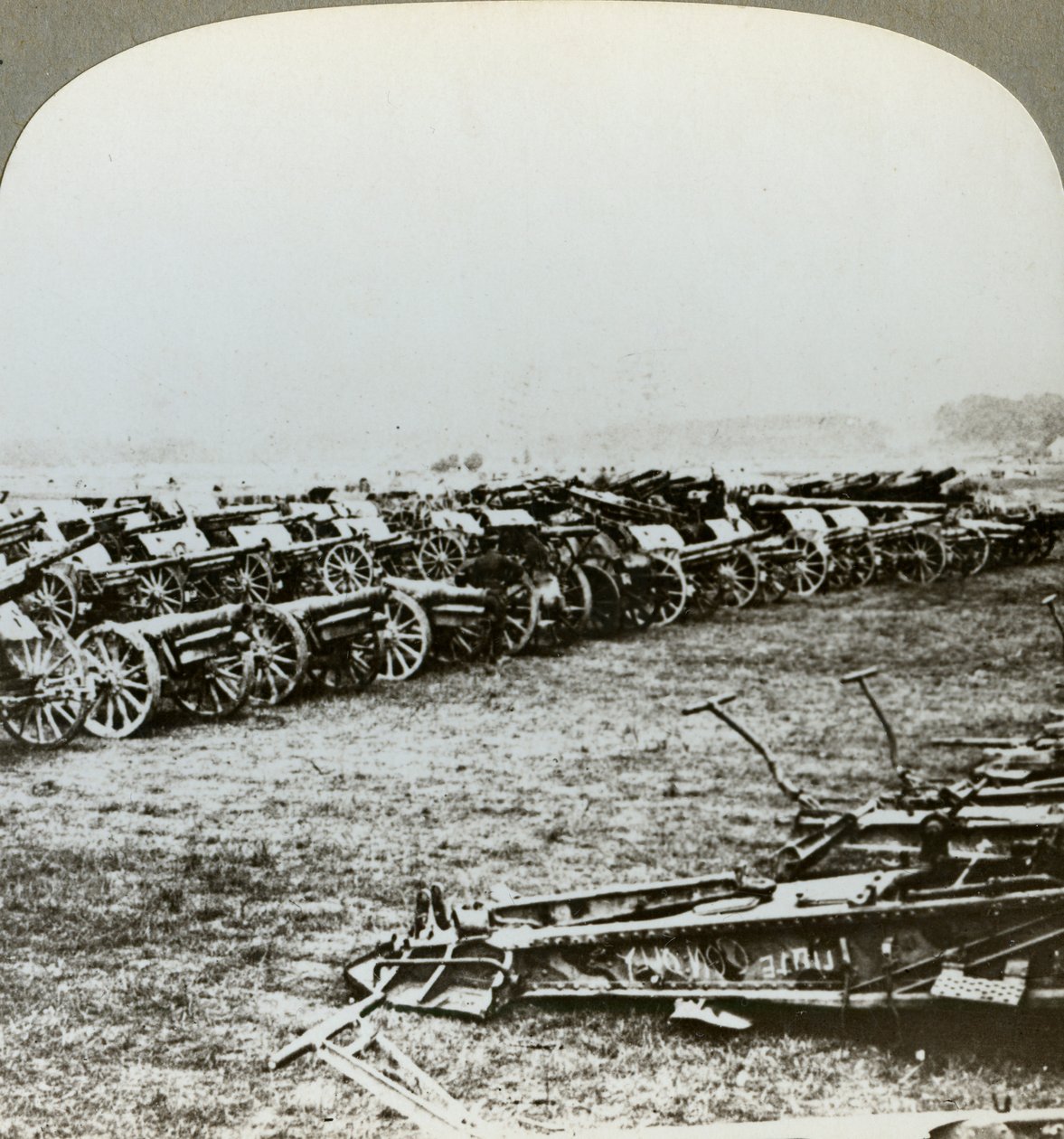 Hundrevis av tyske kanoner tatt til fange ved Couralette, Frankrike, slaget ved Somme, første verdenskrig, 1916 av Realistic Travels Publishers